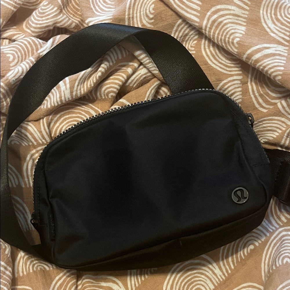 lululemon everywhere belt bag 2L black